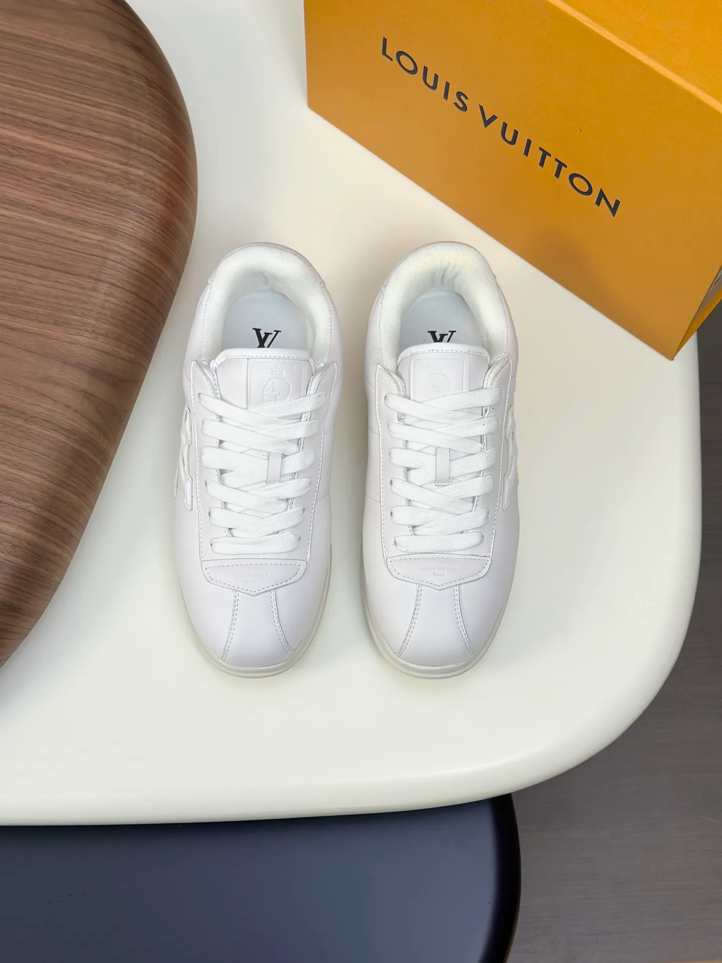 Factory direct sale ¥700💰Full set of packaging💰Top version LV-Louis Vuitton-Classic catwalk new style 1:1 developed replica of the original version! ! The upper foot is very comfortable. It is made of luxurious materials and fine workmanship. The midsole is printed with English letters "Made in Europe". The upper is made of calfskin imported from Italy. The side is decorated with the brand's LOGO and signature. The latest latex foot pads and mesh lining make the foot feel super comfortable. Original factory special supply of original two-color T men's shoes 💰U combination outsole. Bag technology Goodyear stitched edges Fabric: Exclusive custom first-layer cowhide Accessories: Exclusive private model Vuitton logo, lining: Customized silk mesh lining - first-layer silk cowhide lining Outsole: T men's shoes 💰U combination outsole wear-resistant, non-slip and anti-yellowing Foot pads: new latex pads-mesh sweat-absorbent Counter technology: fully computerized sewing machine wire drawing Toe cap Back cover Hot and cold shaping A complete set of pull-top lasts with medium and low logo patterns. Counter packaging - shoelaces, certificates, cards, instructions, certificates, dust bags. The most comprehensive packaging on the Internet. Men's model 339-44 (38/45 custom-made, non-returnable!